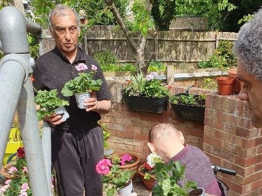 Many hands make light work